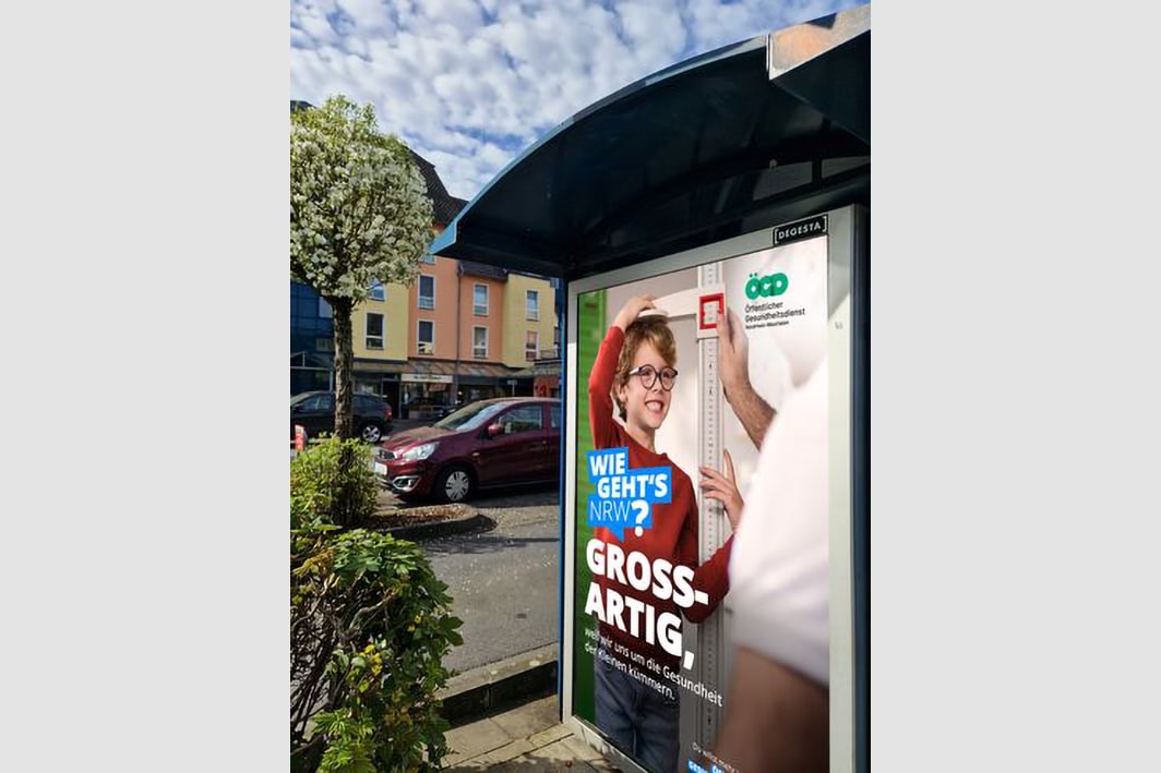 Chiropraktik- und Ernährungsberatung im Raum Hilden, Düsseldorf – Bild: Werbeplakat an einer Bushaltestelle.