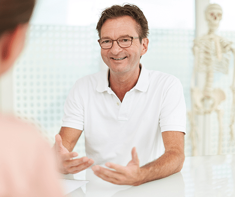 Heilpraktiker Jörg Vieweg im Beratungsgespräch zu Osteopathie.