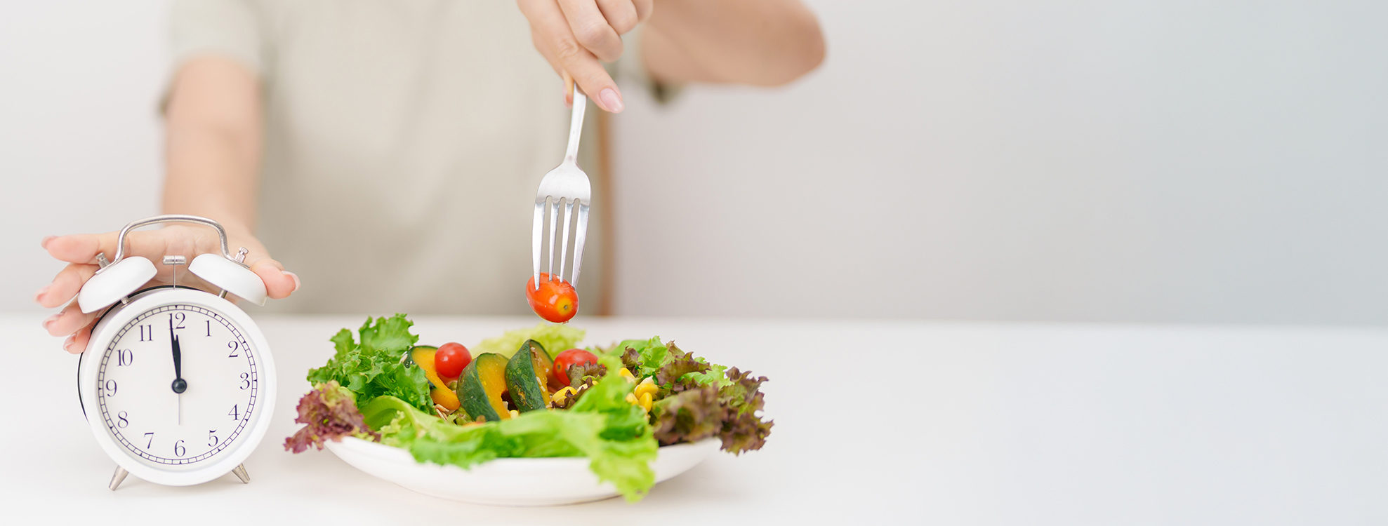 Gesunde Ernährung: Uhr und frischer Salat symbolisieren Ernährungsberatung in Hilden bei Düsseldorf.