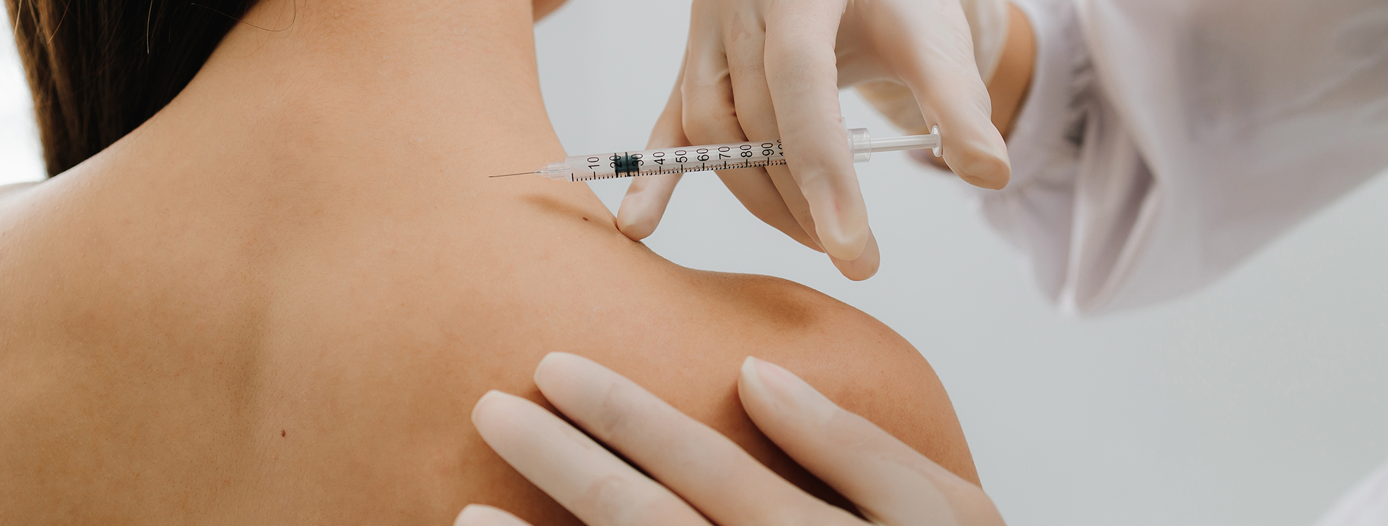 Chiropraktiker behandelt Schulter mit Injektion, Hilden/Düsseldorf. Ganzheitliche Therapie und Ernährungsberatung.
